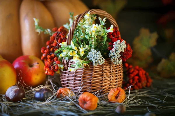 The wooden table decorated with vegetables, pumpkins and autumn leaves. Autumn background. Schastlivy von Thanksgiving Day. — Stock Photo, Image