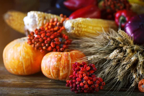 De houten tafel versierd met groenten, pompoenen en herfstbladeren. Herfst achtergrond. Schastlivy von Thanksgiving Day. — Stockfoto