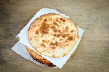 Pita ekmeği ahşap bir masa üzerinde bir yığın .