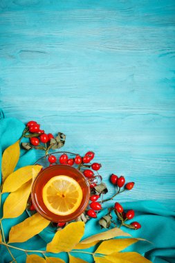 Tablo, sonbahar yaprakları, taze çay ve çilek ile dekore edilmiştir. Sonbahar. Sonbahar arka plan.