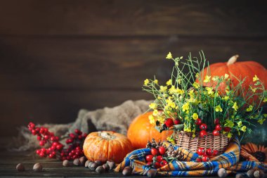 Tablo çiçek ve sebze ile dekore edilmiştir. Mutlu Şükran günü. Sonbahar arka plan.