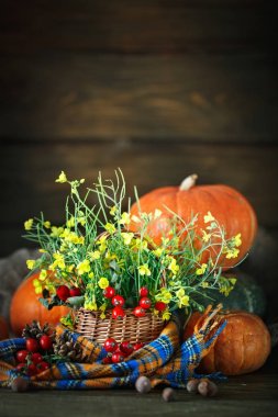 Tablo çiçek ve sebze ile dekore edilmiştir. Mutlu Şükran günü. Sonbahar arka plan.