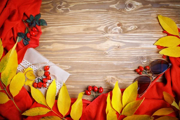 The table was decorated with autumn leaves and berries. Autumn. Autumn background. — Stock Photo, Image