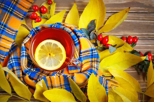 Der Tisch, dekoriert mit Herbstblättern, Beeren und frischem Tee. Herbst. Hintergrund Herbst. — Stockfoto