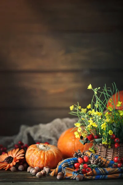 Τραπέζι διακοσμημένο με λουλούδια και λαχανικά. Ευτυχισμένη ημέρα των ευχαριστιών. Φθινοπωρινό φόντο. — Φωτογραφία Αρχείου