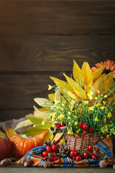 De tabel versierd met bloemen en groenten. Happy Thanksgiving Day. Herfst achtergrond. — Stockfoto