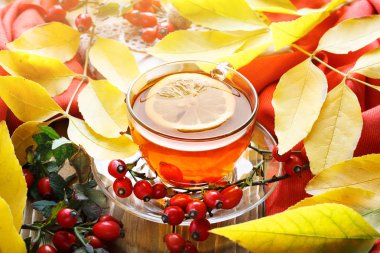 Tablo, sonbahar yaprakları, taze çay ve çilek ile dekore edilmiştir. Sonbahar. Sonbahar arka plan.