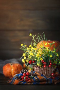 Tablo çiçek ve sebze ile dekore edilmiştir. Mutlu Şükran günü. Sonbahar arka plan.