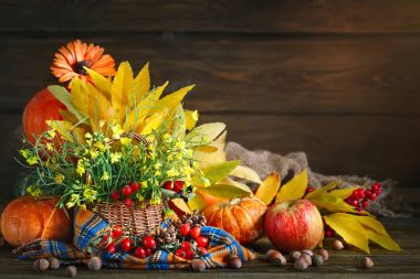 Tablo çiçek ve sebze ile dekore edilmiştir. Mutlu Şükran günü. Sonbahar arka plan.