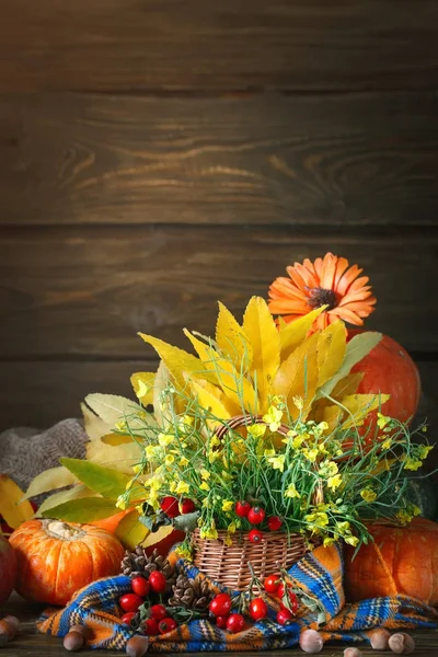 De tabel versierd met bloemen en groenten. Happy Thanksgiving Day. Herfst achtergrond. — Stockfoto