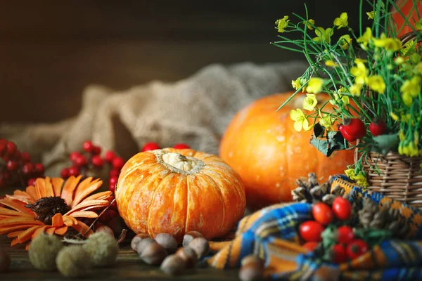 De tabel versierd met bloemen en groenten. Happy Thanksgiving Day. Herfst achtergrond. — Stockfoto