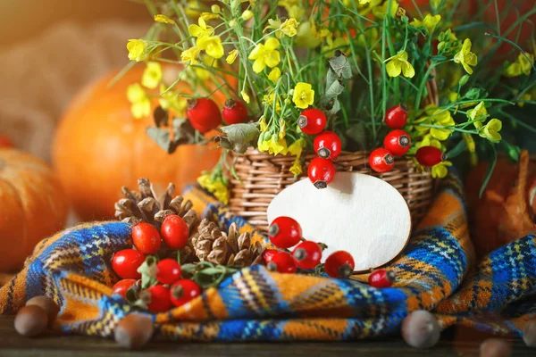 Τραπέζι διακοσμημένο με λουλούδια και λαχανικά. Ευτυχισμένη ημέρα των ευχαριστιών. Φθινοπωρινό φόντο. — Φωτογραφία Αρχείου