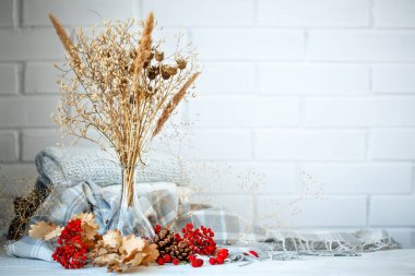 Sonbahar yaprakları, çilek ve koniler ahşap bir masa üzerinde. Sonbahar arka plan.