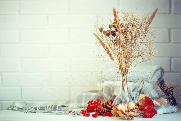 Autumn leaves, berries and cones on a wooden table. Autumn background. — Stock Photo, Image