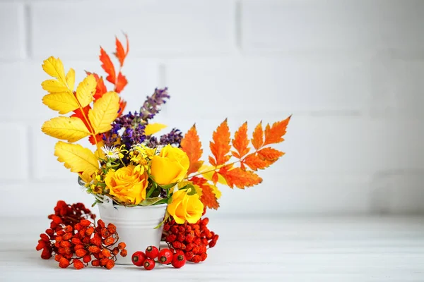 Folhas de outono e flores em uma mesa de madeira. Fundo de outono com espaço de cópia. Outono ainda vida . — Fotografia de Stock