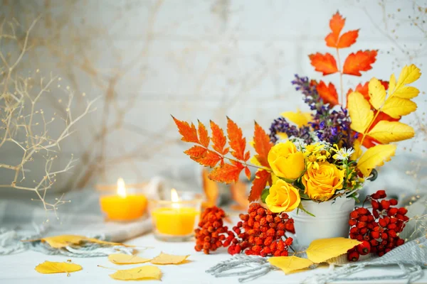 Foglie di autunno e fiori su un tavolo di legno. Sfondo autunnale con spazio di copia. Autunno natura morta . — Foto Stock