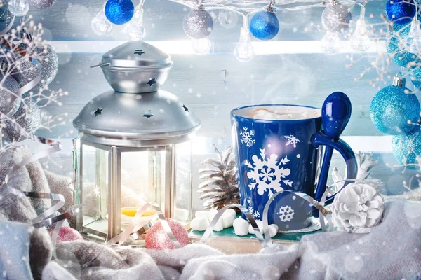 Jul vinter stilleben, Jul dekorationer kakao och ljus. Gott Nytt År. God Jul. — Stockfoto