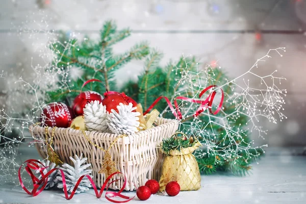 Julbakgrunder vinter, juldekorationer och spruce grenar på ett träbord. Gott Nytt År. God Jul. — Stockfoto