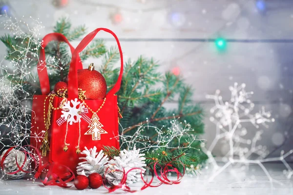 Різдвяні зима фони, різдвяні прикраси і ялинових гілки на дерев'яний стіл. З новим роком. З Різдвом. — стокове фото