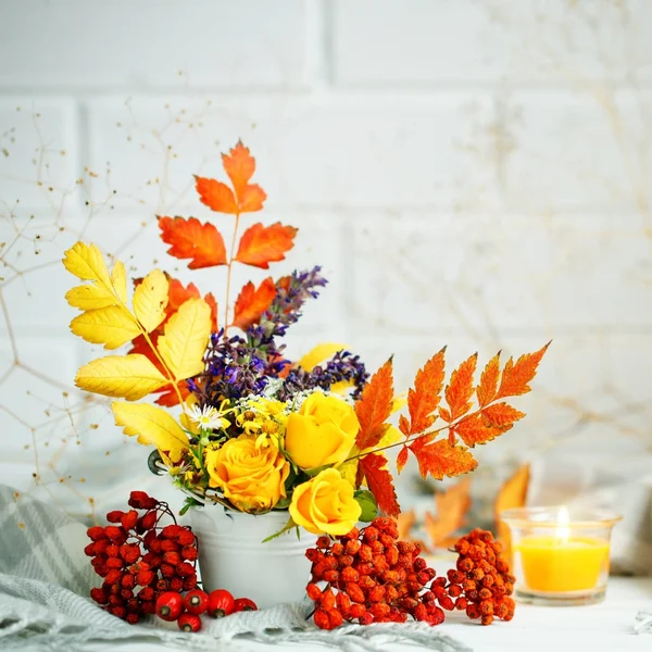 Autumn leaves and flowers on a wooden table. Autumn background with copy space. Autumn still life. — Stock Photo, Image