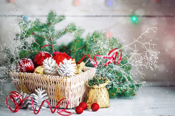 Julbakgrunder vinter, juldekorationer och spruce grenar på ett träbord. Gott Nytt År. God Jul. — Stockfoto