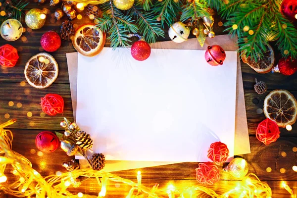 Fondo de Navidad, una mesa decorada con guirnalda de Navidad y ramas de abeto con Año Nuevo y Navidad . — Foto de Stock