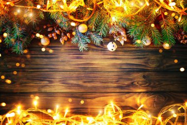 Noel arka plan, bir tablo Noel çelenk ve çam dalları ile yeni yıl ve Noel dekore edilmiş.