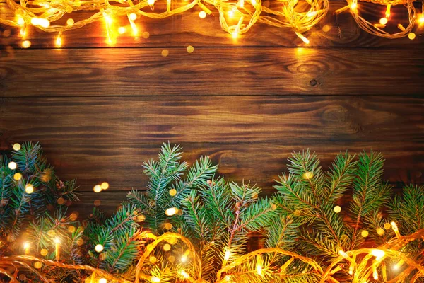 Jul bakgrund, en tabell dekorerad med jul krans och fir grenar med nyår och jul. — Stockfoto