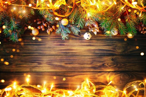 Jul bakgrund, en tabell dekorerad med jul krans och fir grenar med nyår och jul. — Stockfoto