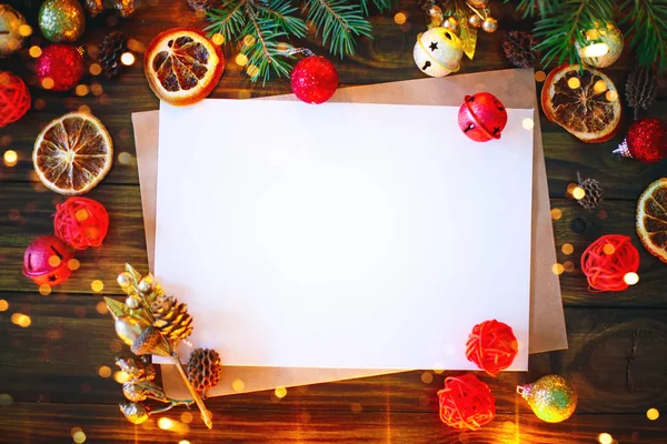 Fondo de Navidad, una mesa decorada con guirnalda de Navidad y ramas de abeto con Año Nuevo y Navidad . — Foto de Stock