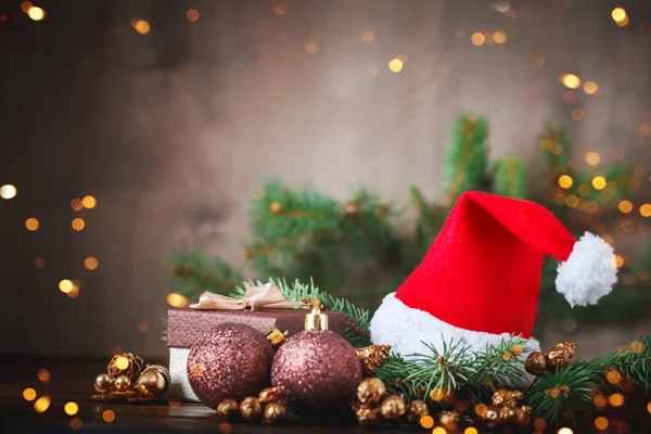 Fondo de invierno de Navidad, una mesa decorada con ramas de abeto y decoraciones. Feliz Año Nuevo. Feliz Navidad. . —  Fotos de Stock