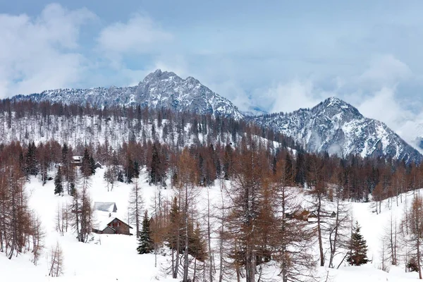 De belles montagnes alpines. Paysage hivernal . — Photo