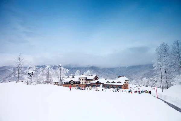 スキーヤーのスキー リゾートでスキーします。冬の背景。観光. — ストック写真