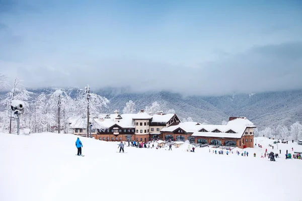 Les skieurs skient sur une station de ski. Fond d'hiver. Tourisme . — Photo