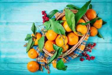 Noel ve yeni yıl kompozisyon ile taze mandalina, mutlu yeni yıl ve mutlu Noeller. Seçici odak.