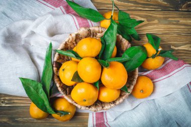 Noel ve yeni yıl kompozisyon ile taze mandalina, mutlu yeni yıl ve mutlu Noeller. Seçici odak.