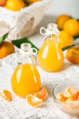 Taze mandalina ve mandalina suyu. Sağlıklı gıda, seçici odak.