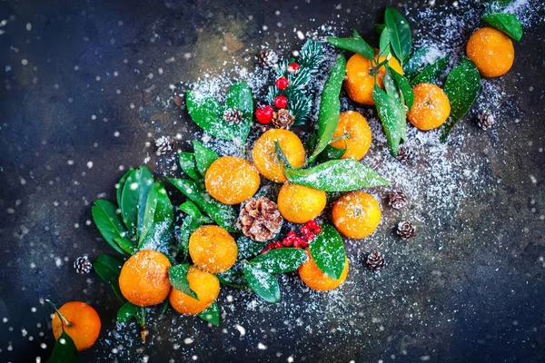 Weihnachts- und Neujahrskomposition mit frischen Mandarinen, frohes neues Jahr und frohe Weihnachten. Selektiver Fokus. — Stockfoto