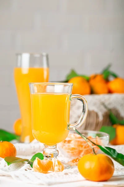 Frische Mandarinen und Mandarinensaft. gesunde Ernährung, selektiver Fokus. — Stockfoto