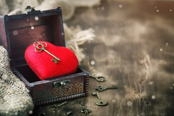 Valentin-nap a háttérben egy szívvel és egy ősi kulcs a fából készült asztal. — Stock Fotó