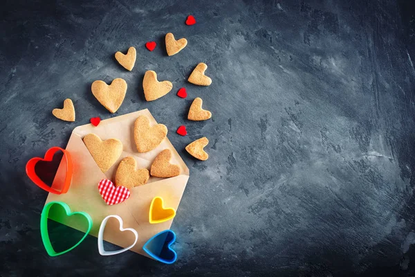 Valentijnsdag kaart. Moederdag. Dag dames. Cookies in vorm van hart voor Valentijnsdag. — Stockfoto