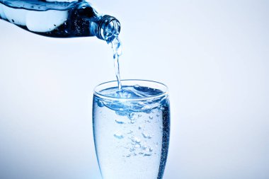 Bir bardak taze içme suyu dökülür.