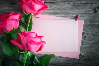 St Sevgililer günü, anneler günü kartı. Kadının günün. Pembe Gül karanlık bir arka plan.