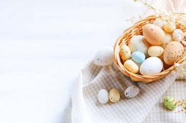 Mutlu paskalyalar. Kutlama Paskalya arka plan. Ahşap bir tablo Easter ve Bıldırcın yumurta.