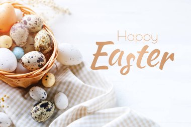 Mutlu paskalyalar. Kutlama Paskalya arka plan. Ahşap bir tablo Easter ve Bıldırcın yumurta.