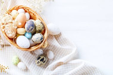 Mutlu Paskalyalar. Paskalya arkaplanını tebrik ederim. Paskalya yumurtası ve çiçekleri.