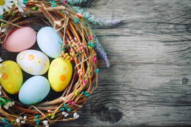 Mutlu Paskalyalar. Paskalya arkaplanını tebrik ederim. Paskalya yumurtası ve çiçekleri.