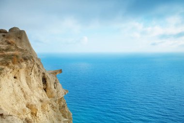 Dağlar ve deniz manzara mavi gökyüzü ile. Karadeniz, Rusya Federasyonu.