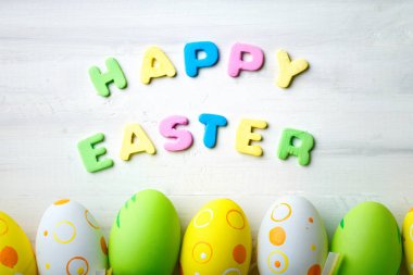 Mutlu Paskalyalar. Paskalya arkaplanını tebrik ederim. Paskalya yumurtası ve çiçekleri.