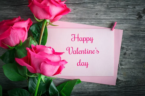 Carte pour la Saint-Valentin, fête des Mères. Journée des femmes. Roses roses sur un fond sombre . — Photo